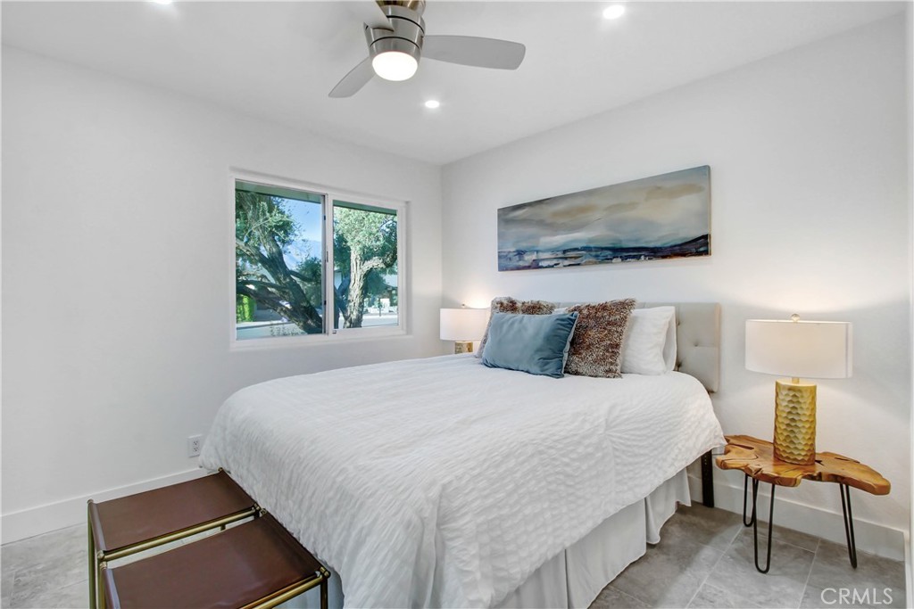 2392 E El Chorro Way