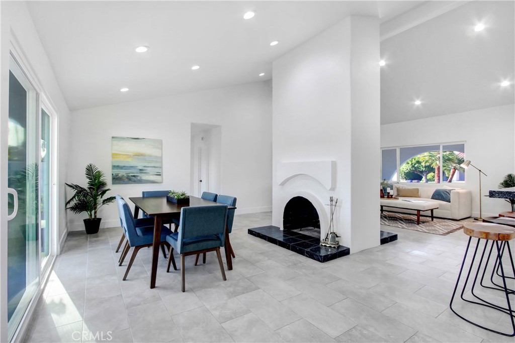 2392 E El Chorro Way