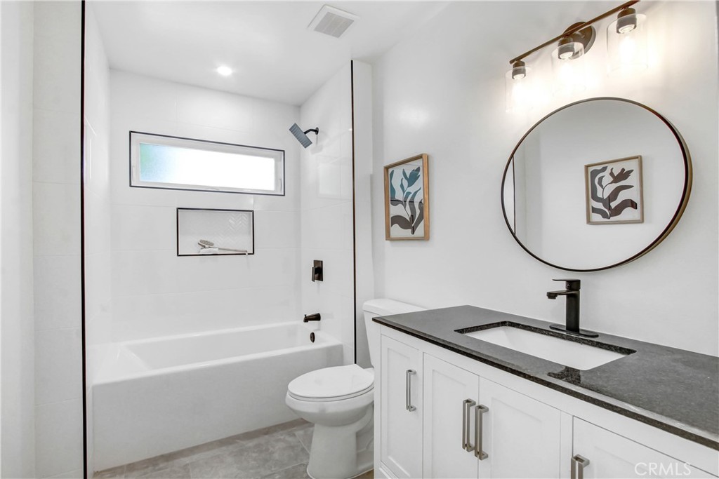 2392 E El Chorro Way