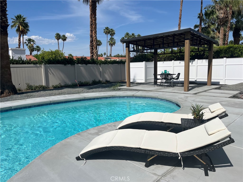 2392 E El Chorro Way