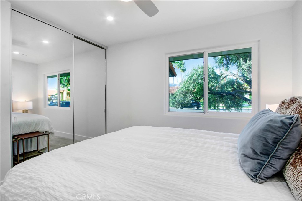 2392 E El Chorro Way