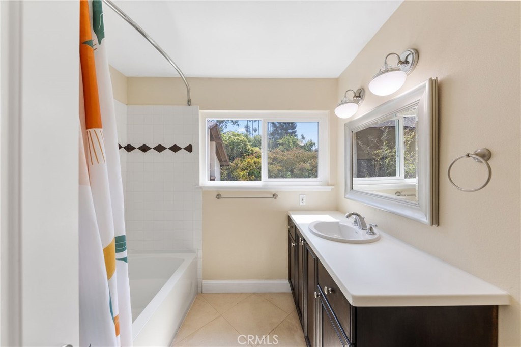 25789 Marguerite D204