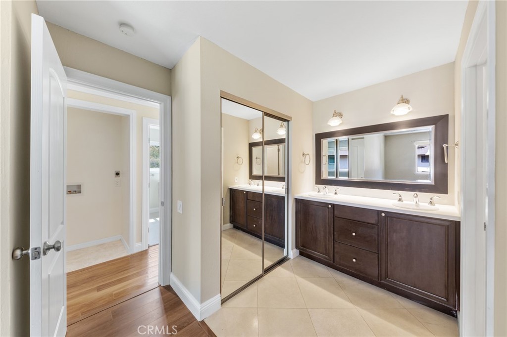 25789 Marguerite D204