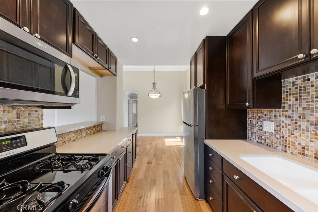 25789 Marguerite D204