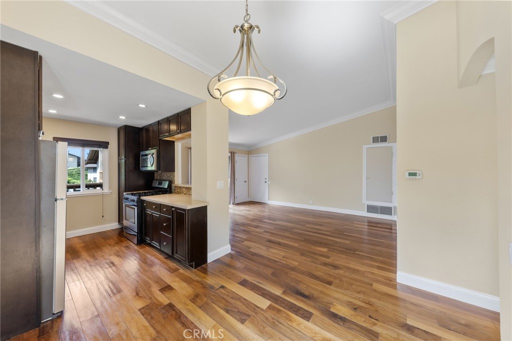 25789 Marguerite D204