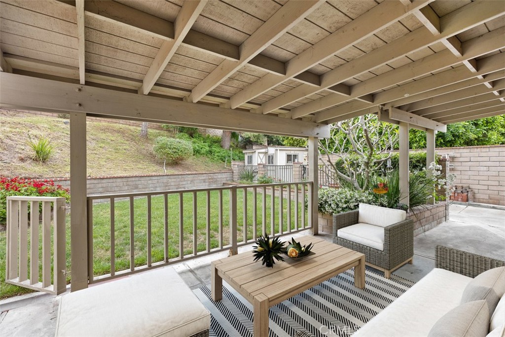 22886 Hickory Hills Avenue