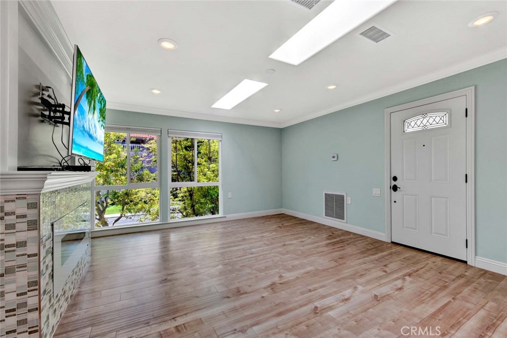 2328 Via Mariposa W Q