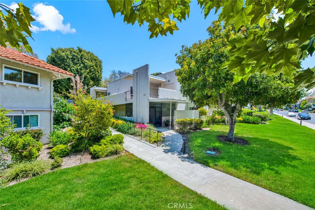 2328 Via Mariposa W Q