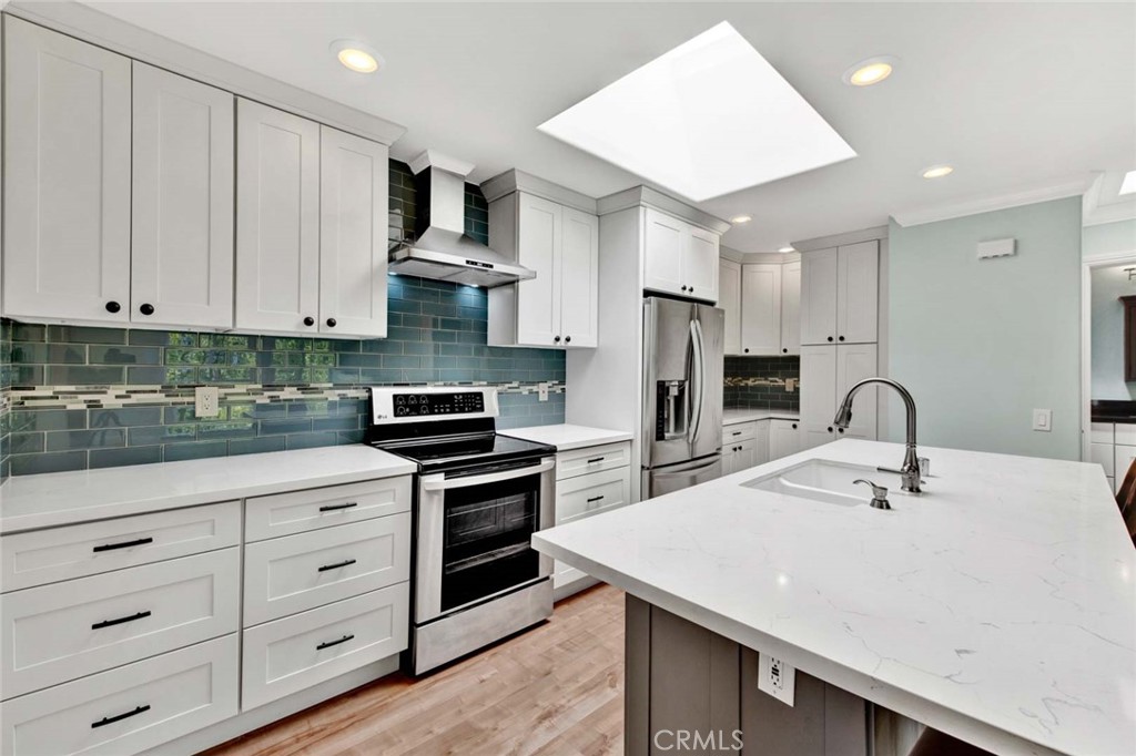 2328 Via Mariposa W Q