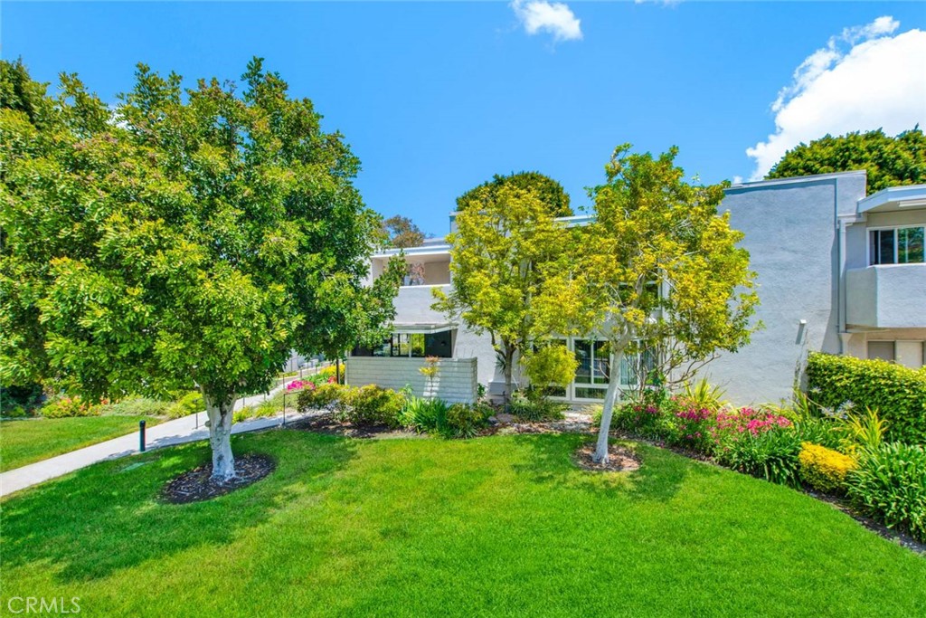 2328 Via Mariposa W Q