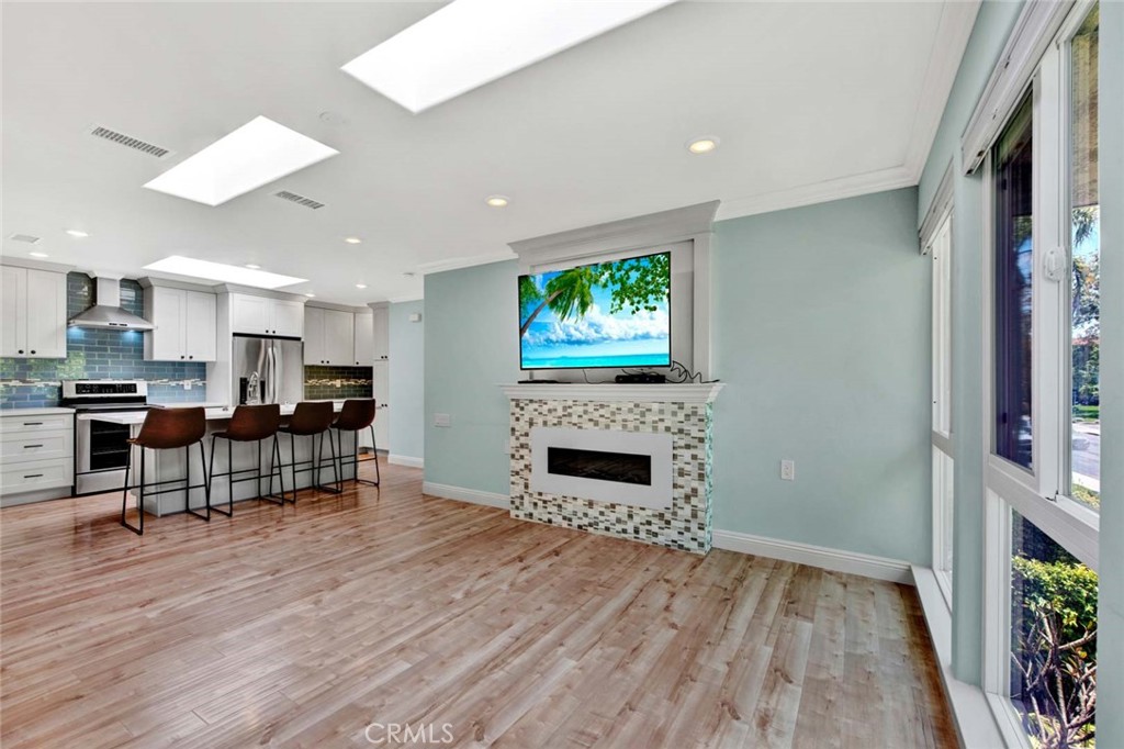 2328 Via Mariposa W Q