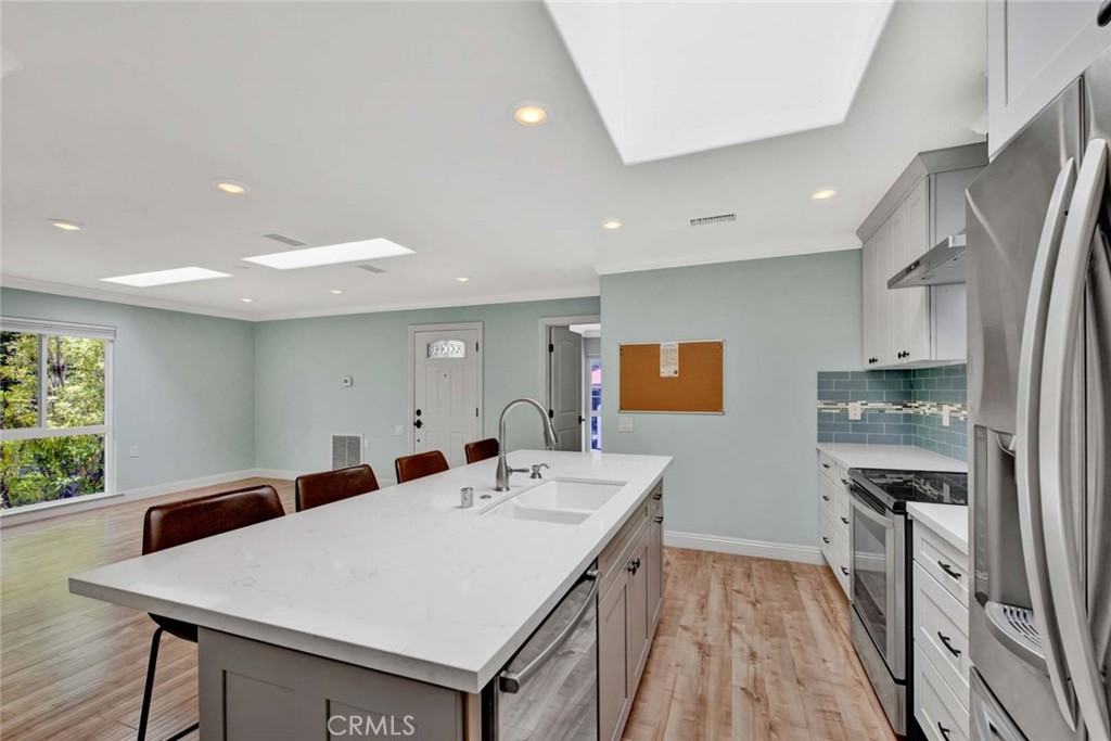 2328 Via Mariposa W Q