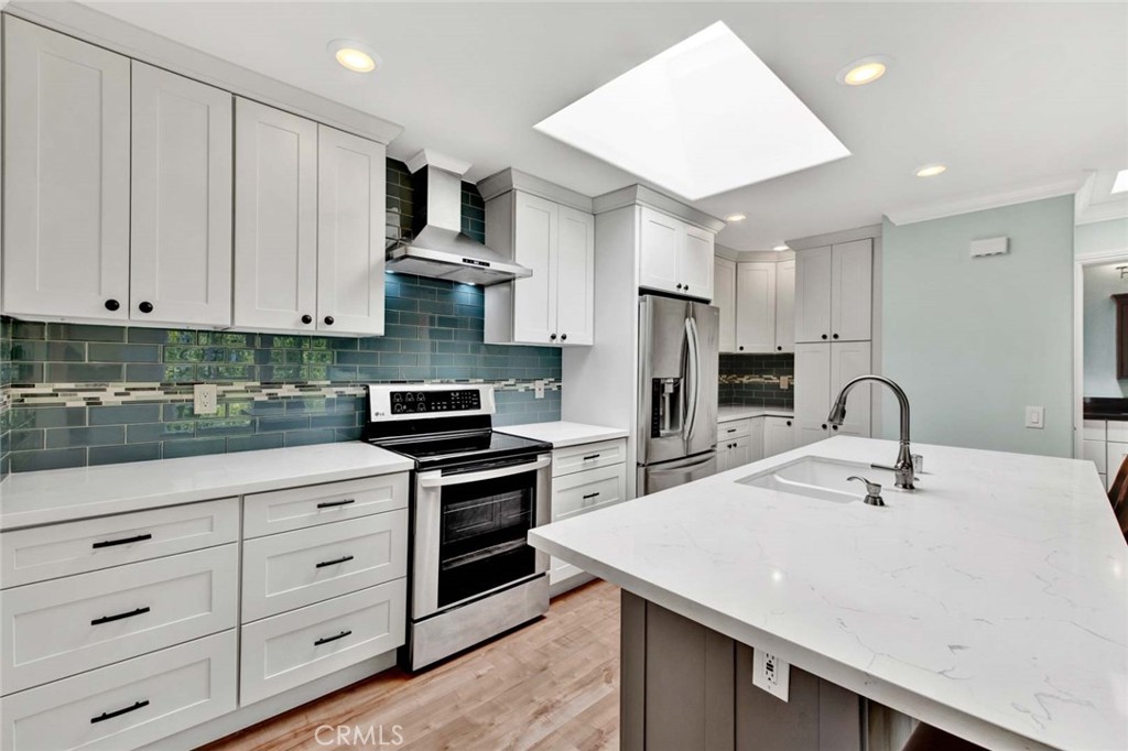 2328 Via Mariposa W Q