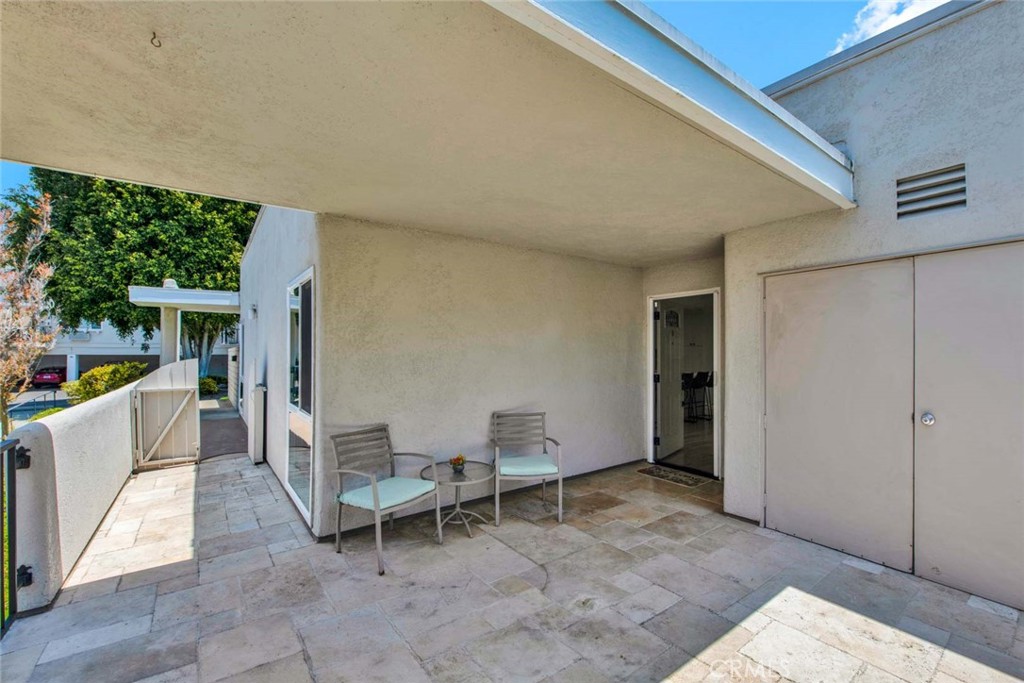 2328 Via Mariposa W Q