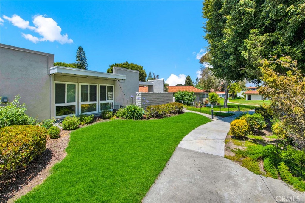 2328 Via Mariposa W Q