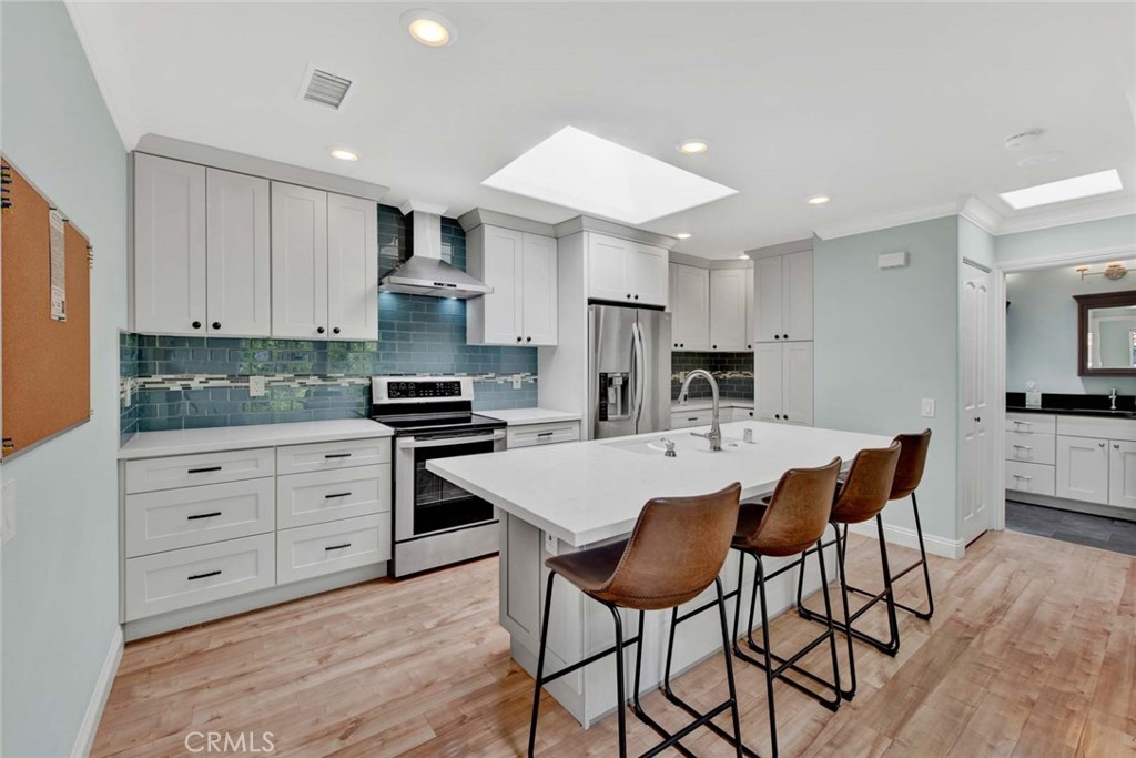 2328 Via Mariposa W Q