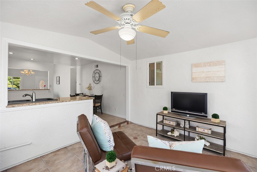 22761 Via Santa Maria