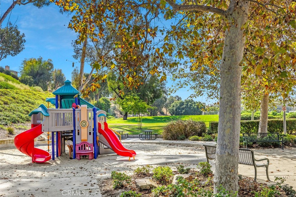 22761 Via Santa Maria