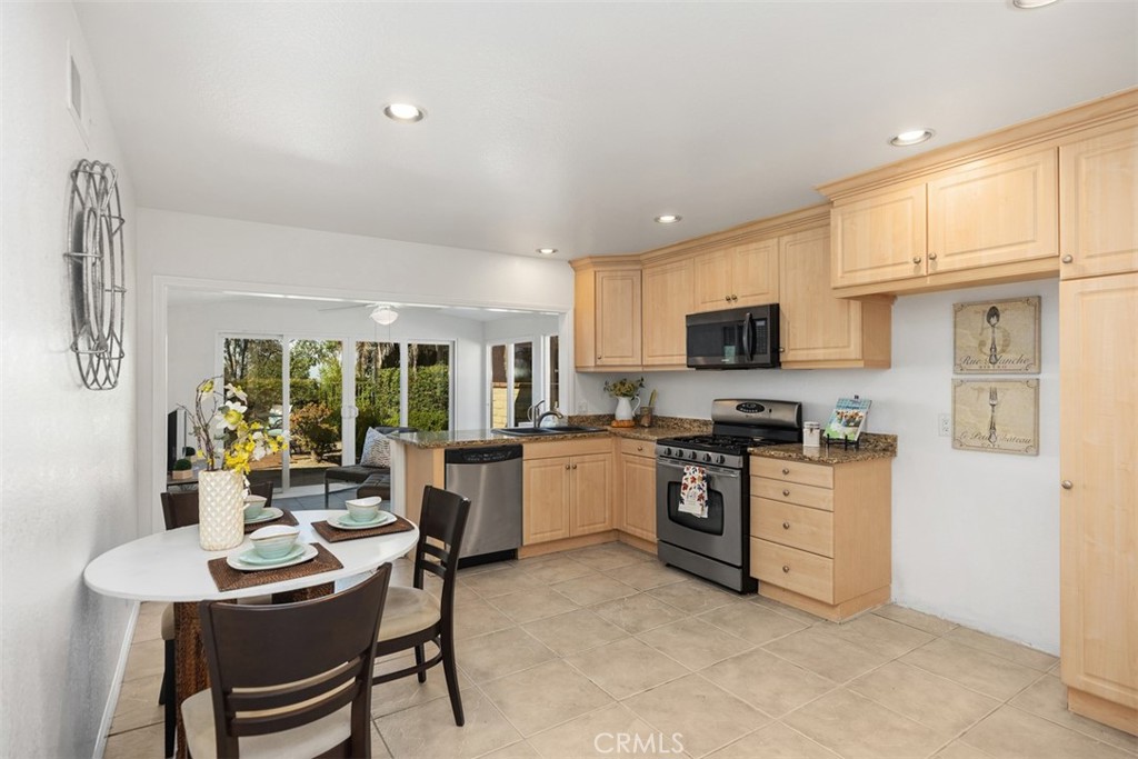 22761 Via Santa Maria