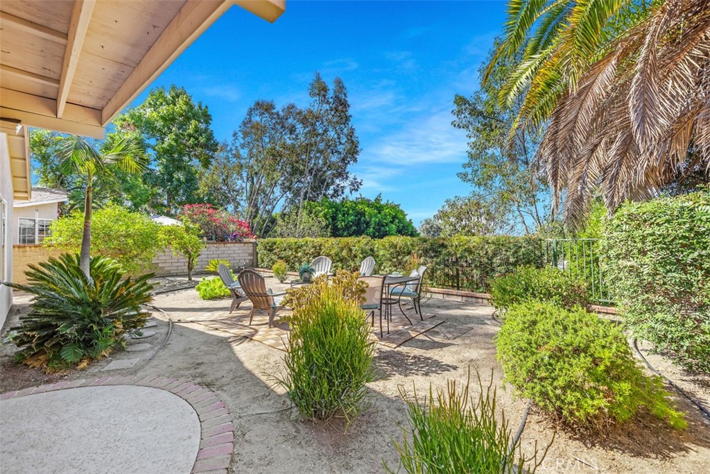 22761 Via Santa Maria