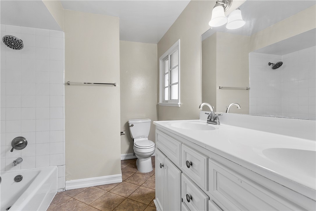 2232 E Parkside Avenue