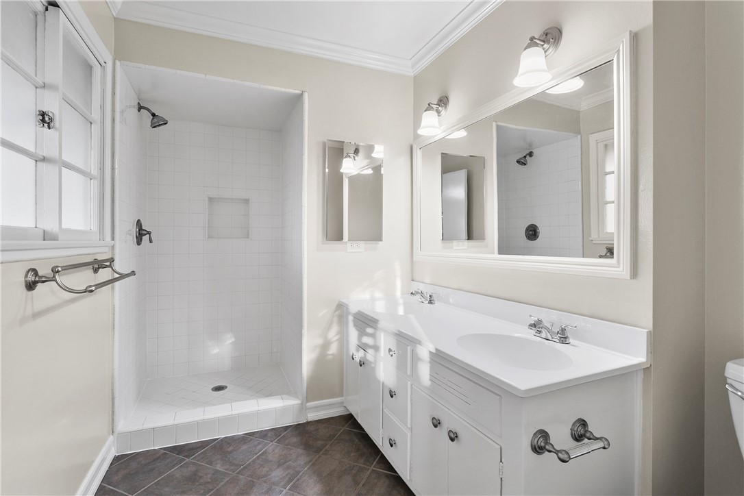 2232 E Parkside Avenue