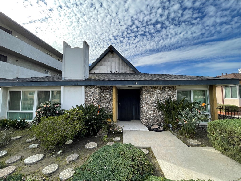 701 S Grevillea Avenue