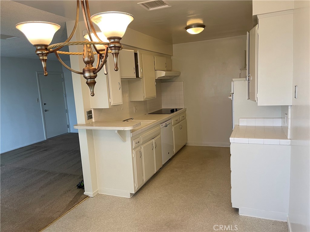 701 S Grevillea Avenue