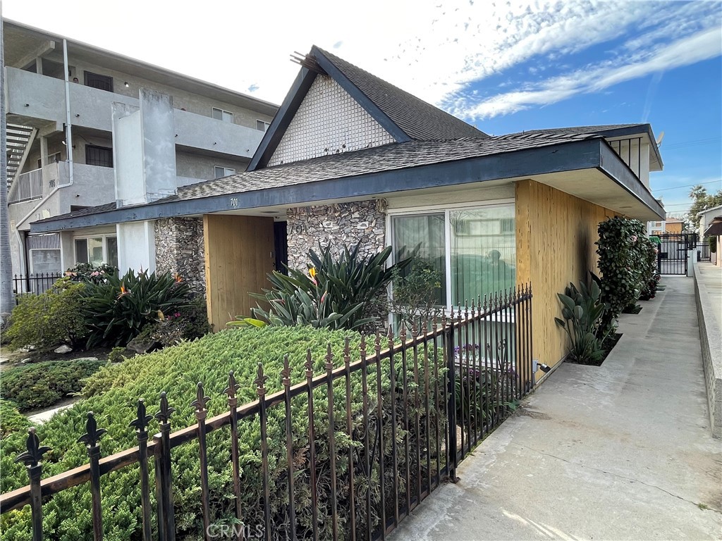 701 S Grevillea Avenue