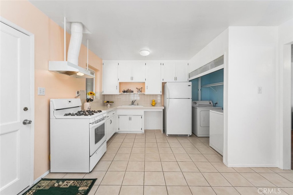 13423 Stanbridge Avenue