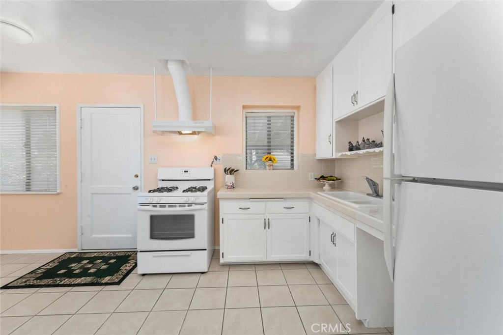 13423 Stanbridge Avenue