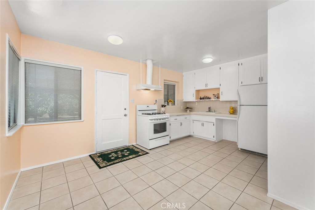 13423 Stanbridge Avenue