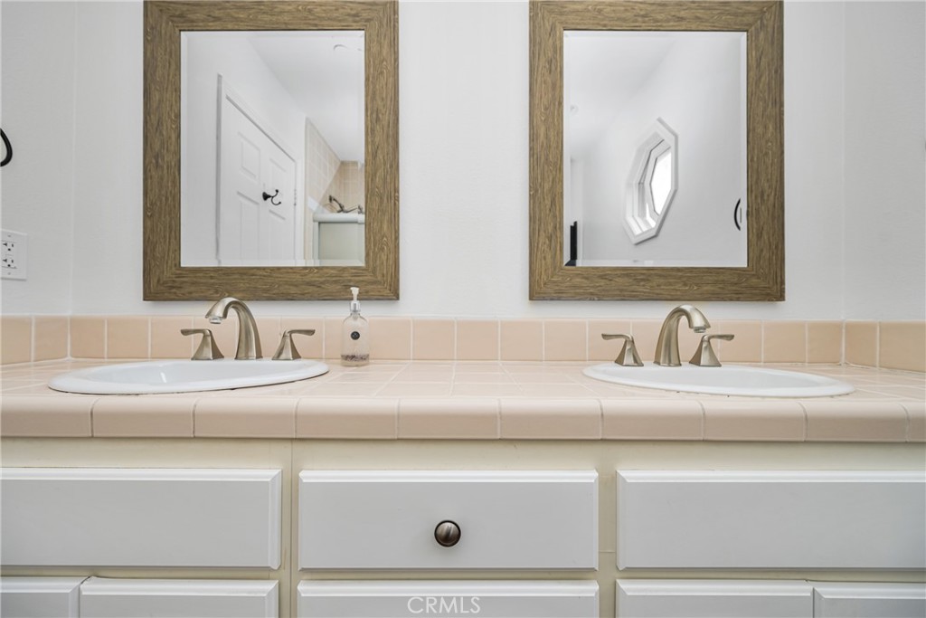 34088 Crystal Lantern Street