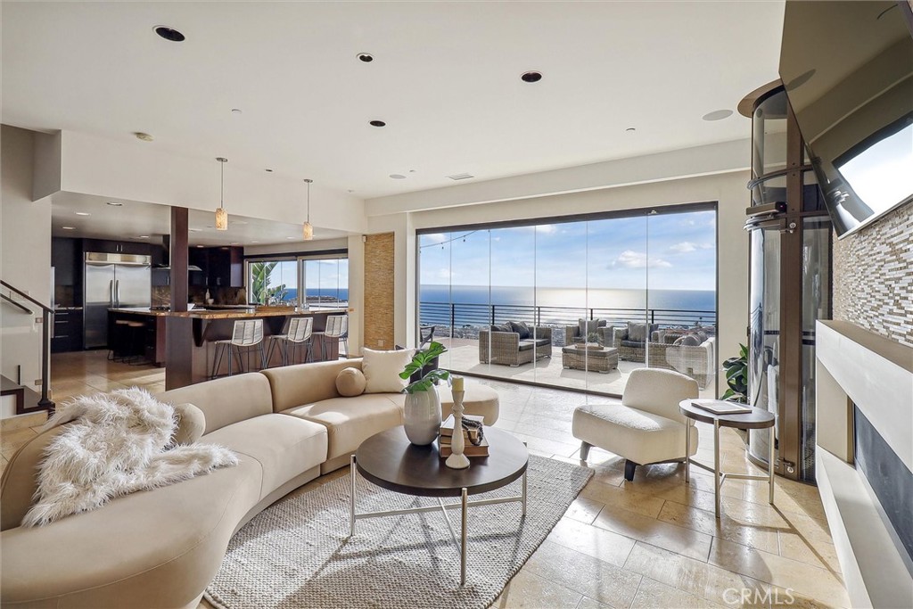 928 Avenida Salvador