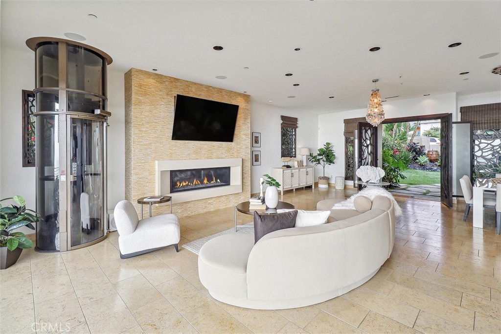 928 Avenida Salvador