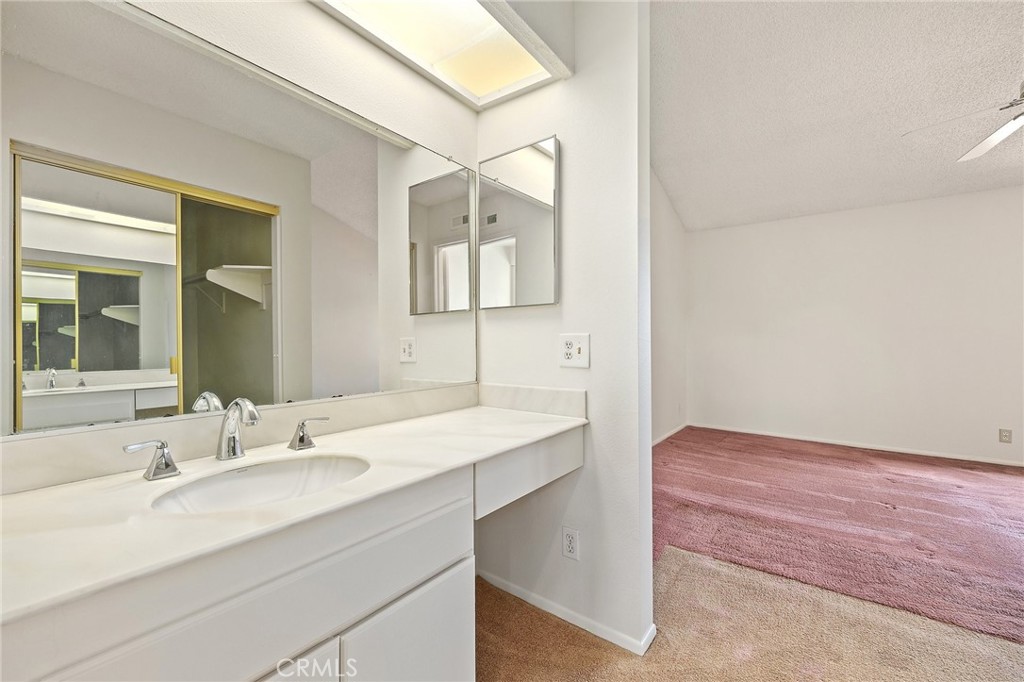 3302 Calle La Veta
