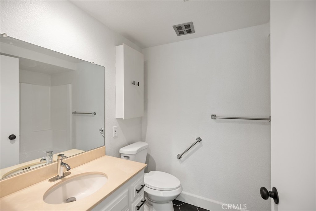 2250 Via Mariposa E B