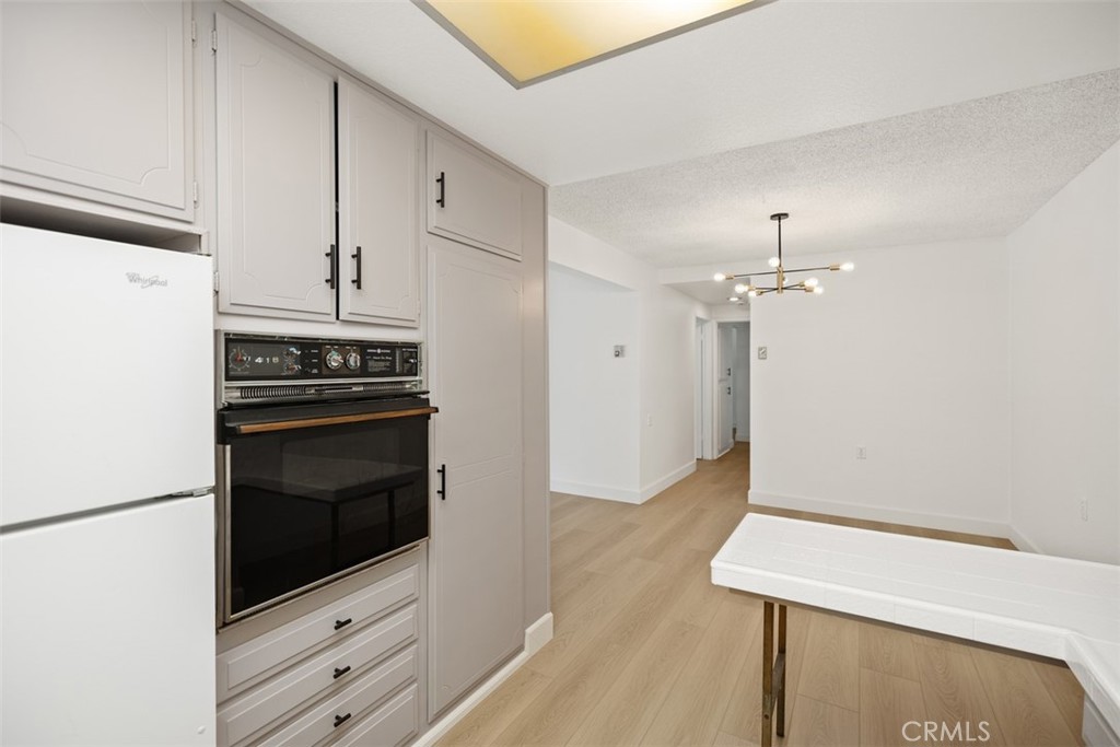 2250 Via Mariposa E B