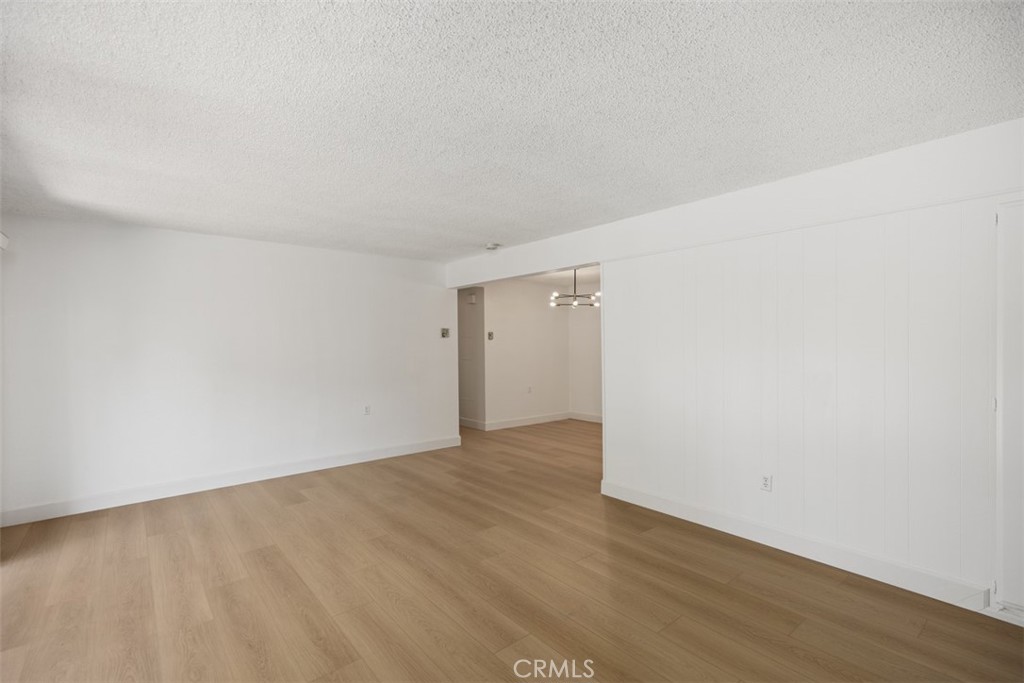 2250 Via Mariposa E B