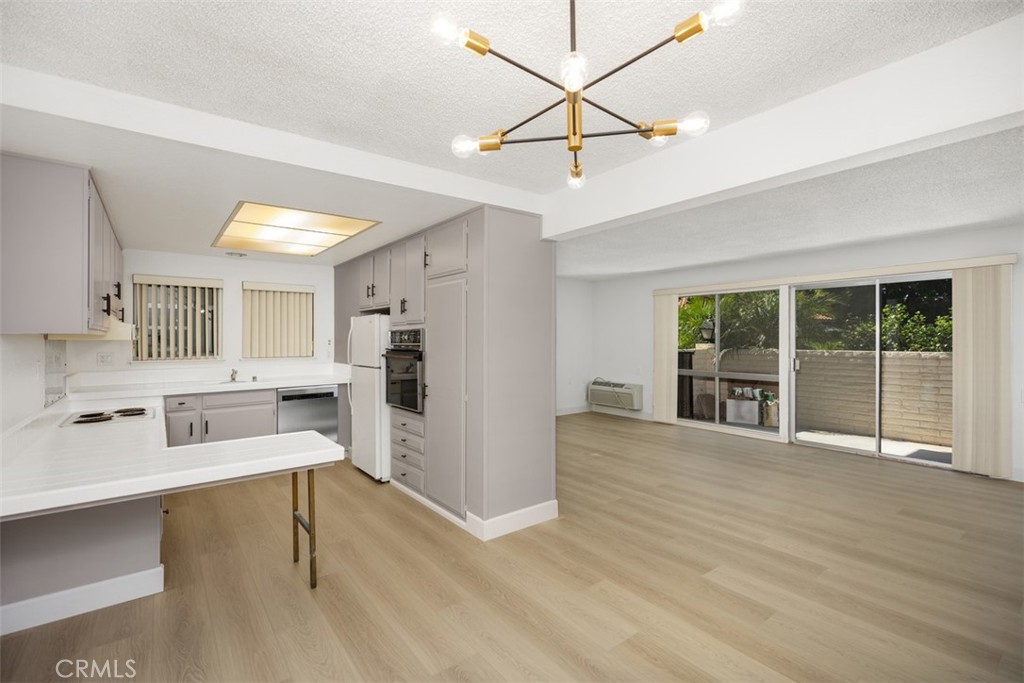 2250 Via Mariposa E B