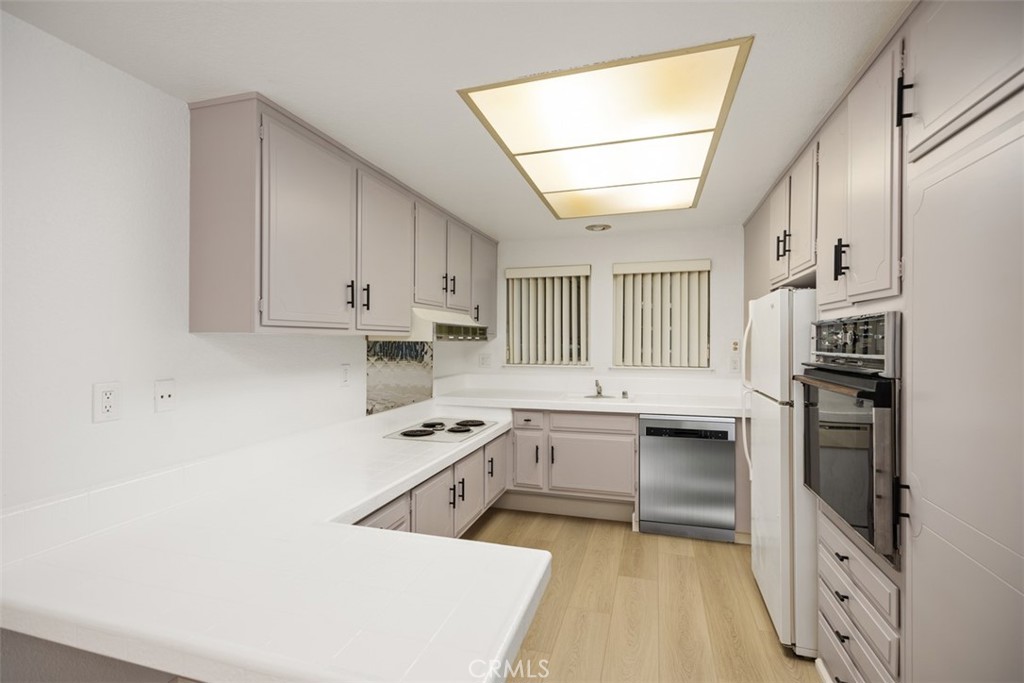 2250 Via Mariposa E B