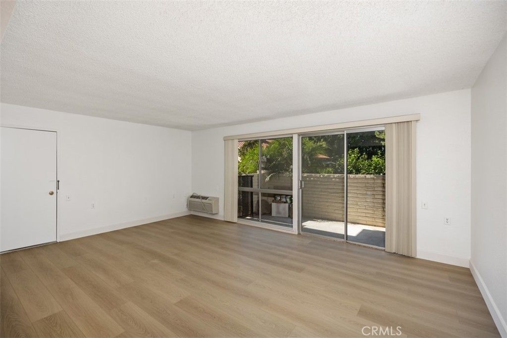 2250 Via Mariposa E B