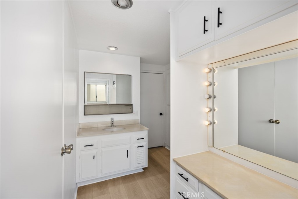 2250 Via Mariposa E B