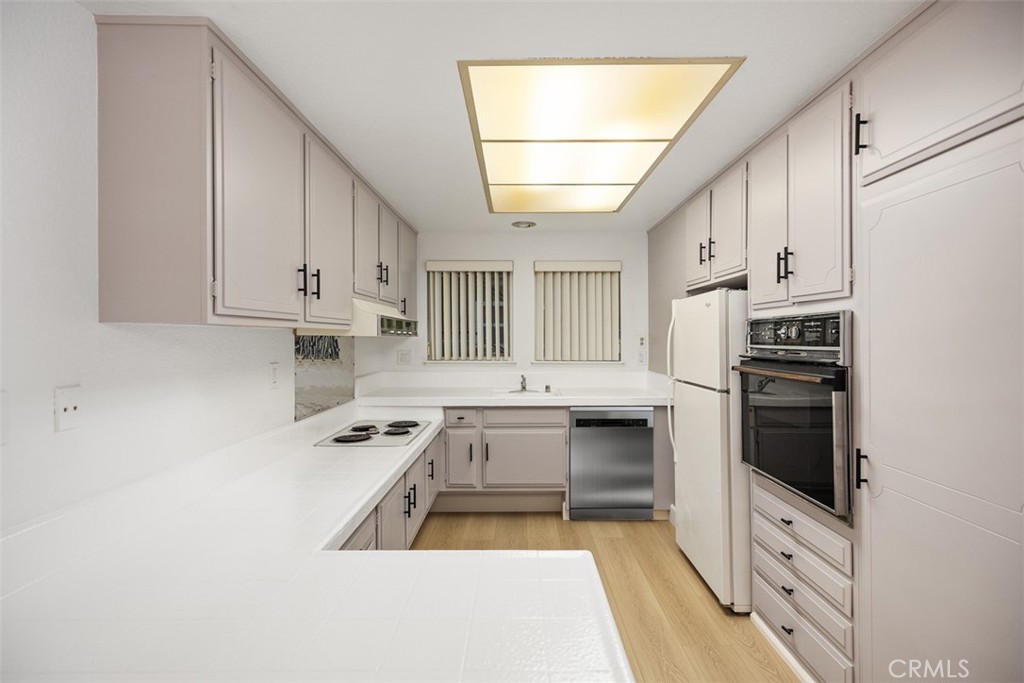 2250 Via Mariposa E B