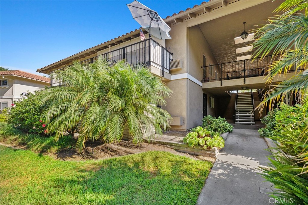 2250 Via Mariposa E B