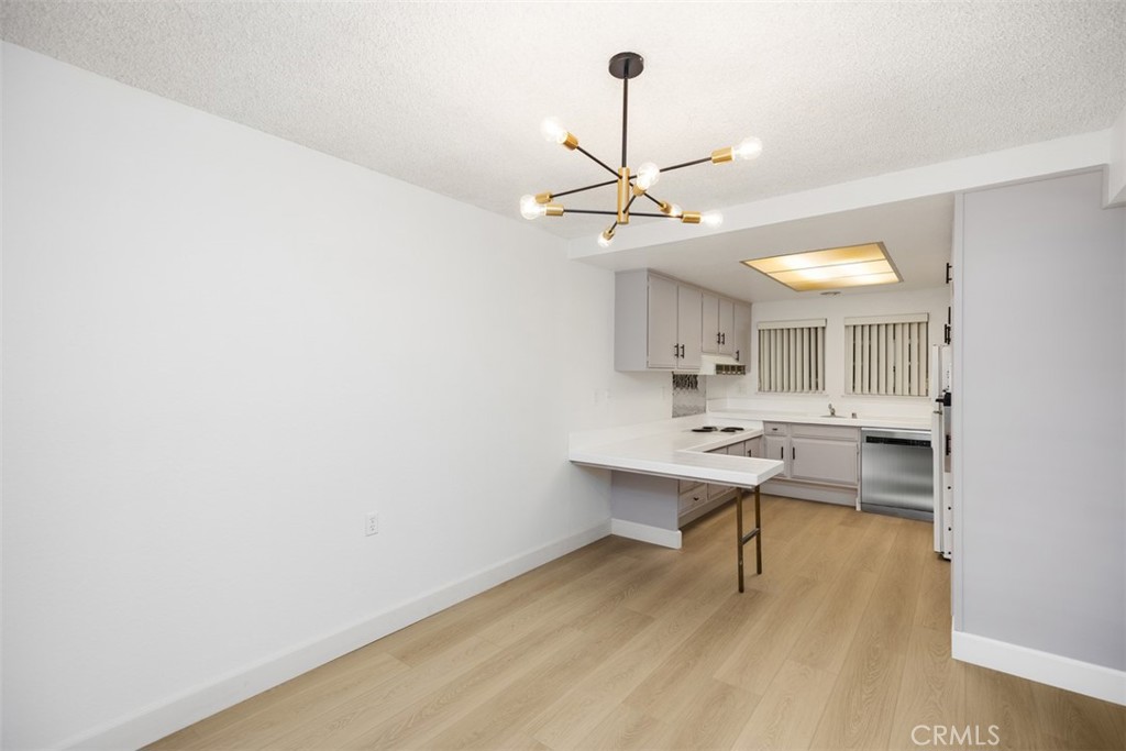 2250 Via Mariposa E B