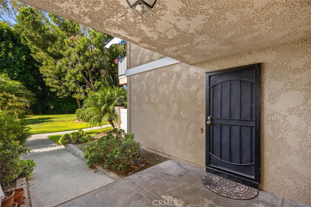 2250 Via Mariposa E B