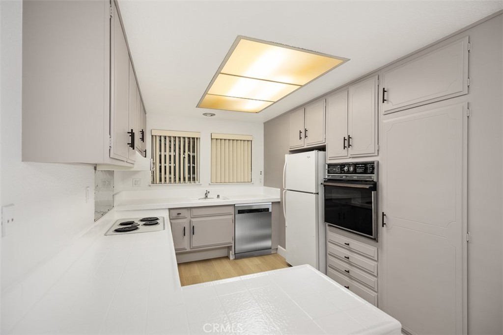 2250 Via Mariposa E B