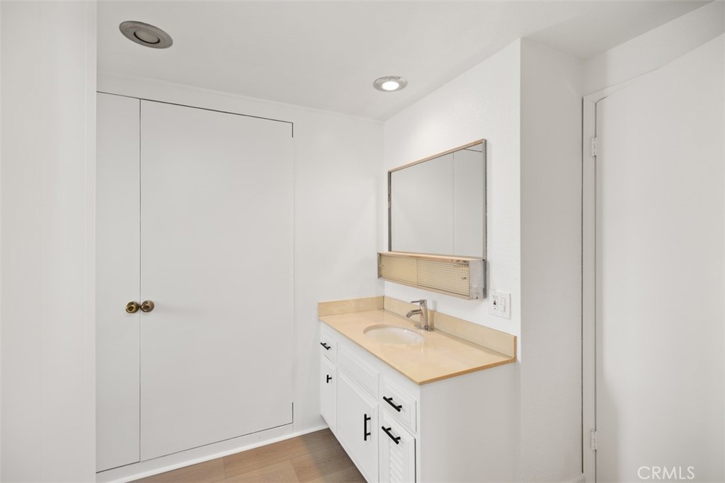 2250 Via Mariposa E B