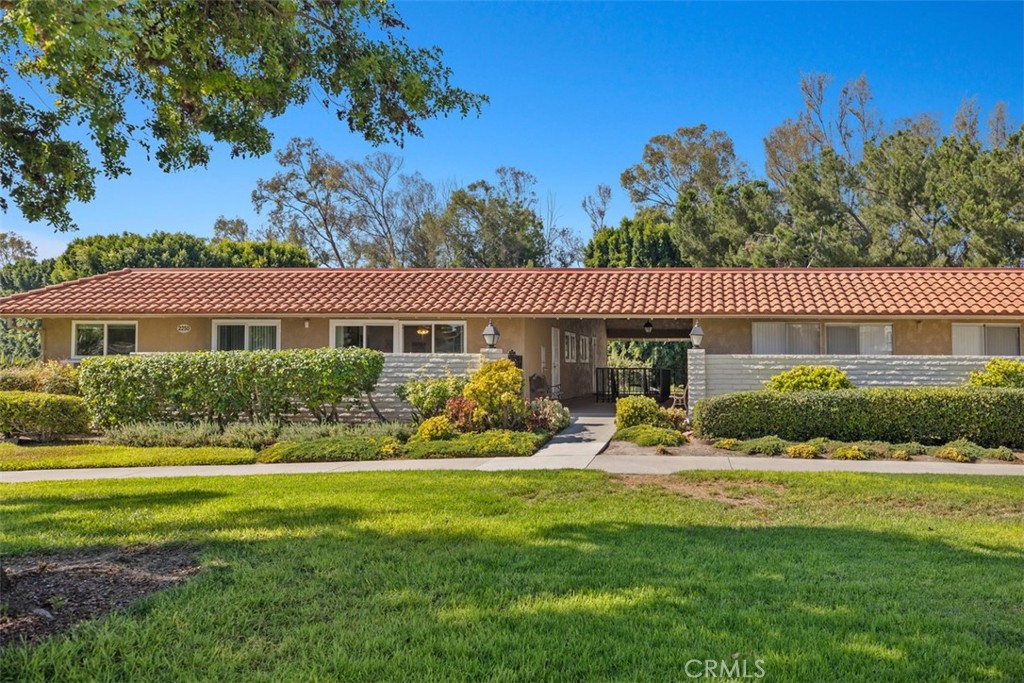 2250 Via Mariposa E B